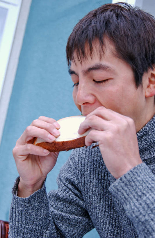 东方人,一个人,家,坐,竖图,俯视,室外,白天,烹饪,西餐,叶子,椅子,亚洲,仅一个男性,仅一个人,握,咬,服装,房屋,木椅,墙,屋子,生菜,莴苣,三明治,料理,食品,绿叶,拿,拿着,注视,休闲装,黄种人,菜肴,美食,楼房,墙壁,墙面,住宅,食物,仅一个年轻男性,衣服,快餐,观察,看,张嘴,休闲,休闲服,嫩叶,西式,握着,服饰,佳肴,观看,咬着,察看,关注,张大嘴巴,西式快餐,三文治,春菜,鹅仔菜,莴仔菜,千金菜,叶用莴苣,男人,男性,年轻男性,亚洲人,叶,叶片,张开嘴,坐着,半身,彩图,高角度拍摄,房子