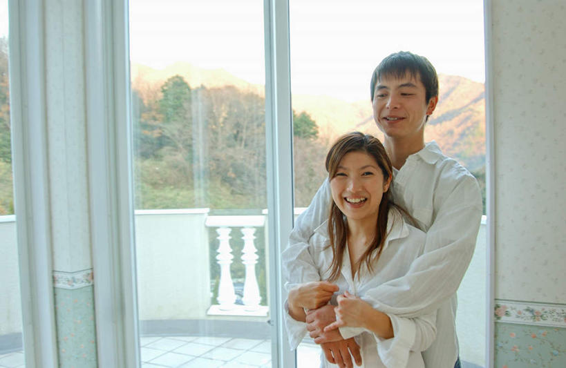 东方人,两个人,露台,站,抱,笑,微笑,露齿笑,横图,室内,白天,正面,衬衫,爱情,幸福,美景,日落,窗户,落地窗,阳台,亚洲,服装,景观,晚霞,霞光,浪漫,注视,休闲装,黄种人,玻璃窗,衣服,自然,黄昏,观察,看,站着,休闲,温暖,温馨,休闲服,景色,彩霞,恩爱,恋人,服饰,抱着,观看,和睦,察看,搂着,关注,美好,自然风光,男人,男性,年轻男性,年轻女性,女人,女性,亚洲人,情侣,夕阳,怀抱,搂,搂抱,相抱,拥抱,站立,半身,彩图,衬衣,露天阳台,伴侣,融洽