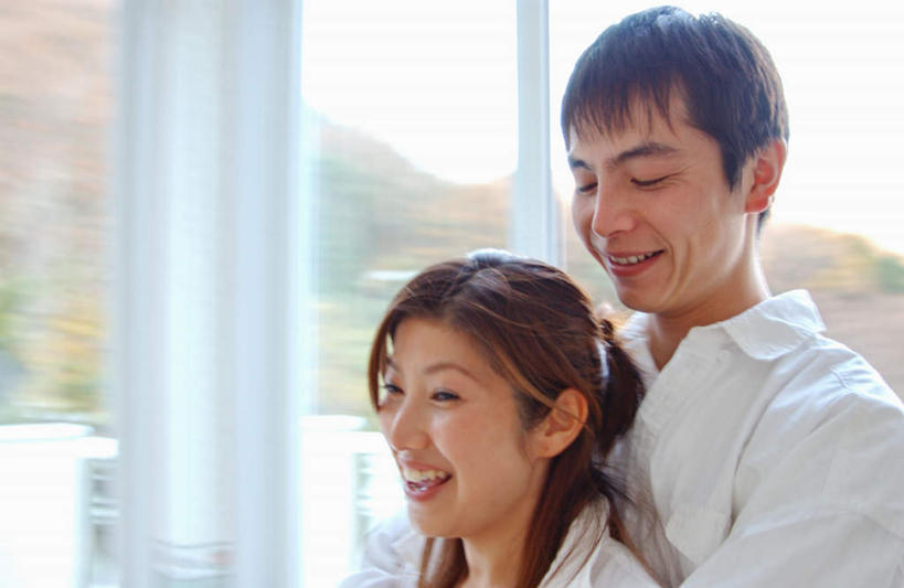 东方人,两个人,露台,站,抱,笑,微笑,露齿笑,横图,室内,白天,正面,衬衫,爱情,幸福,美景,日落,窗户,落地窗,阳台,亚洲,服装,景观,晚霞,霞光,浪漫,注视,休闲装,黄种人,玻璃窗,衣服,自然,黄昏,观察,看,站着,休闲,温暖,温馨,休闲服,景色,彩霞,恩爱,恋人,服饰,抱着,观看,和睦,察看,搂着,关注,美好,自然风光,男人,男性,年轻男性,年轻女性,女人,女性,亚洲人,情侣,夕阳,怀抱,搂,搂抱,相抱,拥抱,站立,半身,彩图,衬衣,露天阳台,伴侣,融洽