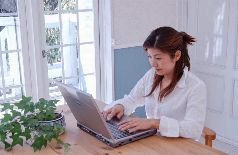 东方人,一个人,办公室,坐,横图,室内,白天,正面,电脑,笔记本电脑,窗户,家具,落地窗,桌子,日本,亚洲,仅一个年轻女性,仅一个女性,仅一个人,敲打,服装,办公桌,墙,注视,休闲装,黄种人,输入,玻璃窗,墙壁,墙面,衣服,打字,观察,看,休闲,日本人,休闲服,服饰,观看,点击,敲击,察看,关注,便携式电脑,东亚,日本国,按键,手提电脑,年轻女性,女人,女性,亚洲人,坐着,半身,彩图