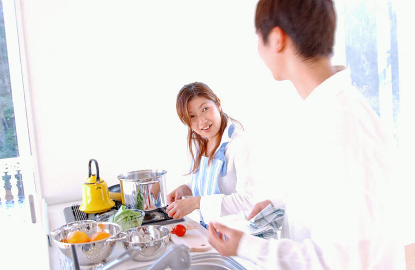 东方人,两个人,栏杆,站,横图,室内,白天,侧面,爱情,烹饪,西餐,厨房,蔬菜,厨具,亚洲,握,准备,服装,新鲜,壶,围裙,陶瓷,围栏,料理,食品,陶瓷制品,浪漫,生活,拿,拿着,注视,休闲装,黄种人,菜肴,美食,护栏,水壶,食物,衣服,茶壶,容器,碗,观察,看,站着,休闲,健康,温暖,温馨,休闲服,恩爱,西式,握着,恋人,服饰,佳肴,有机食品,绿色食品,观看,储藏,灶具,和睦,察看,储存,关注,燃气灶,燃气具,男人,男性,年轻男性,年轻女性,女人,女性,亚洲人,情侣,站立,半身,彩图,灶间,伴侣,融洽,贮存