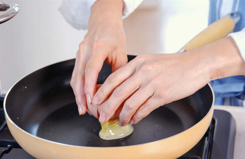 东方人,一个人,站,横图,俯视,室内,白天,衬衫,烹饪,厨具,金属制品,亚洲,仅一个年轻女性,仅一个女性,仅一个人,握,服装,金属,锅子,围裙,蛋,鸡蛋,生活,注视,休闲装,黄种人,锅,衣服,观察,看,站着,休闲,健康,休闲服,握着,服饰,锅具,观看,察看,关注,烹饪用具,草鸡蛋,年轻女性,女人,女性,亚洲人,烹调用具,烹调,站立,半身,彩图,高角度拍摄,衬衣