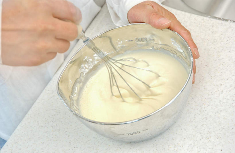 东方人,一个人,站,横图,俯视,室内,白天,衬衫,厨房,玻璃,亚洲,仅一个年轻女性,仅一个女性,仅一个人,握,服装,围裙,蛋,鸡蛋,面粉,案板,生活,注视,休闲装,黄种人,玻璃制品,衣服,容器,打蛋器,碗,观察,看,站着,休闲,健康,休闲服,握着,服饰,观看,储藏,混合,察看,储存,关注,草鸡蛋,年轻女性,女人,女性,亚洲人,站立,半身,彩图,高角度拍摄,衬衣,灶间,贮存