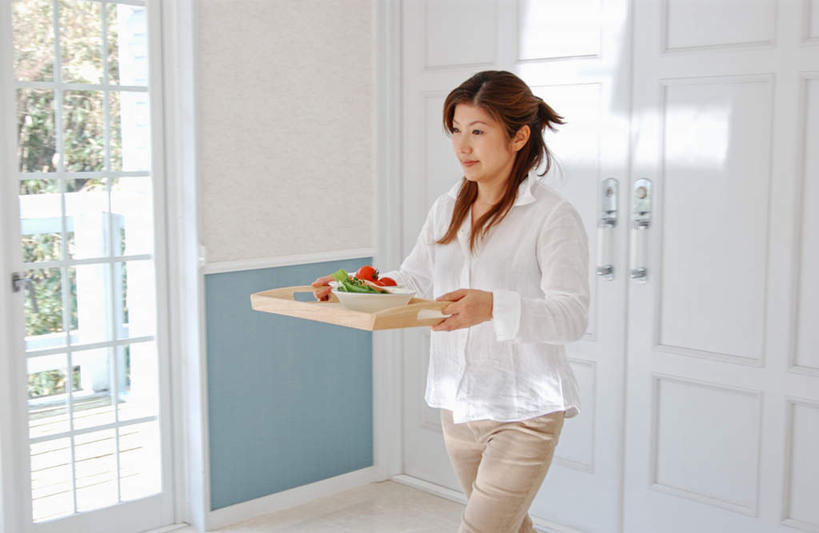 东方人,一个人,走,横图,室内,白天,正面,窗户,地板,落地窗,门,蔬菜,西红柿,亚洲,仅一个年轻女性,仅一个女性,仅一个人,阴影,服装,新鲜,反射,影子,墙,食品,案板,地面,注视,休闲装,黄种人,木地板,玻璃窗,墙壁,墙面,砧板,食物,衣服,门框,观察,看,休闲,休闲服,服饰,有机食品,绿色食品,观看,察看,关注,年轻女性,女人,女性,亚洲人,番茄,步行,散步,走路,半身,彩图