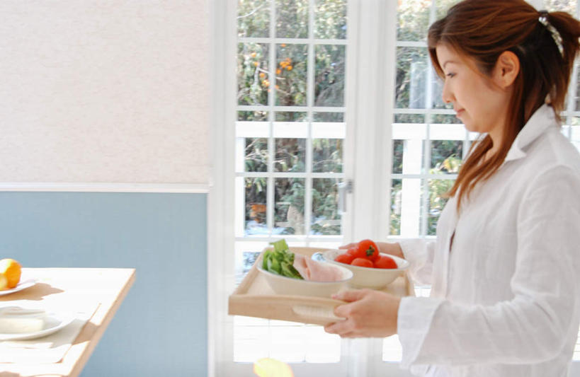 东方人,一个人,走,横图,室内,白天,侧面,窗户,地板,落地窗,门,蔬菜,西红柿,亚洲,仅一个年轻女性,仅一个女性,仅一个人,阴影,服装,新鲜,反射,影子,墙,食品,案板,地面,注视,休闲装,黄种人,木地板,玻璃窗,墙壁,墙面,砧板,食物,衣服,门框,观察,看,休闲,休闲服,服饰,有机食品,绿色食品,观看,察看,关注,年轻女性,女人,女性,亚洲人,番茄,步行,散步,走路,半身,彩图