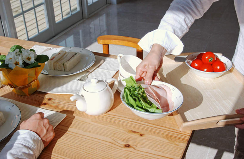 东方人,两个人,夫妻,站,坐,横图,俯视,室内,白天,爱情,烹饪,西餐,餐桌,桌子,蔬菜,西红柿,亚洲,握,服装,新鲜,壶,陶瓷,三明治,料理,食品,案板,陶瓷制品,浪漫,拿,拿着,注视,休闲装,黄种人,菜肴,美食,水壶,砧板,食物,衣服,茶壶,容器,碗,快餐,观察,看,站着,休闲,休闲服,恩爱,西式,握着,恋人,服饰,佳肴,有机食品,绿色食品,餐台,观看,储藏,察看,储存,关注,西式快餐,三文治,男人,男性,年轻男性,年轻女性,女人,女性,亚洲人,夫妇,情侣,番茄,站立,坐着,半身,彩图,高角度拍摄,伴侣,贮存