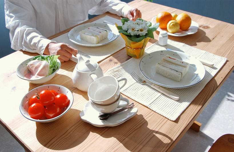 东方人,一个人,坐,横图,俯视,室内,白天,烹饪,西餐,餐桌,桌子,蔬菜,西红柿,亚洲,仅一个男性,仅一个人,服装,新鲜,壶,陶瓷,三明治,料理,食品,案板,陶瓷制品,注视,休闲装,黄种人,菜肴,美食,水壶,砧板,食物,仅一个年轻男性,衣服,茶壶,容器,碗,快餐,观察,看,休闲,休闲服,西式,服饰,佳肴,有机食品,绿色食品,餐台,观看,储藏,察看,储存,关注,西式快餐,三文治,男人,男性,年轻男性,亚洲人,番茄,坐着,半身,彩图,高角度拍摄,贮存