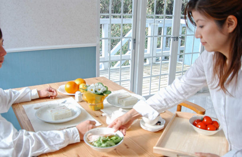 东方人,两个人,夫妻,站,坐,横图,室内,白天,侧面,爱情,烹饪,西餐,餐桌,桌子,蔬菜,西红柿,亚洲,服装,新鲜,壶,陶瓷,三明治,料理,食品,案板,陶瓷制品,浪漫,注视,休闲装,黄种人,菜肴,美食,水壶,砧板,食物,衣服,茶壶,容器,碗,快餐,观察,看,站着,休闲,休闲服,恩爱,西式,恋人,服饰,佳肴,有机食品,绿色食品,餐台,观看,储藏,察看,储存,关注,西式快餐,三文治,男人,男性,年轻男性,年轻女性,女人,女性,亚洲人,夫妇,情侣,番茄,站立,坐着,半身,彩图,伴侣,贮存