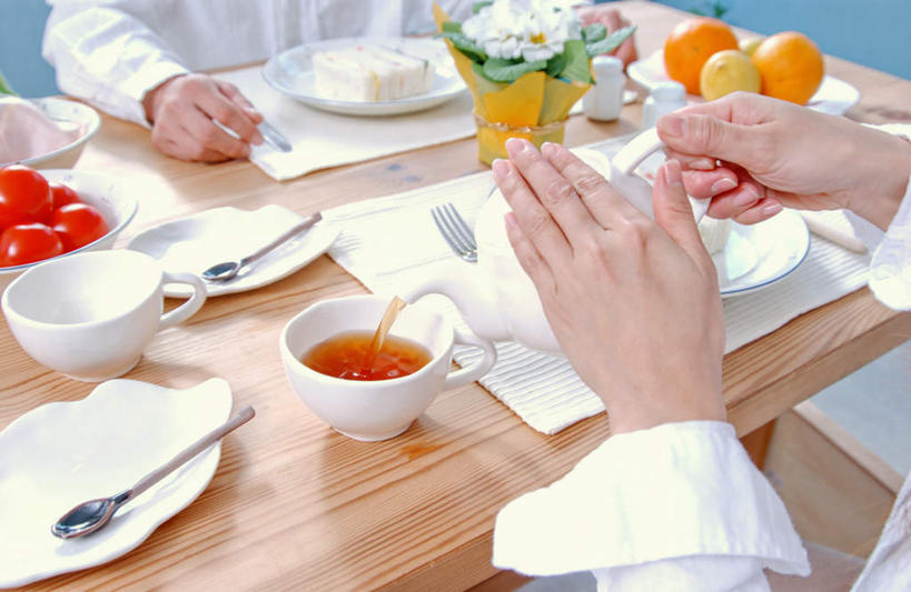 东方人,两个人,夫妻,站,坐,横图,俯视,室内,白天,爱情,烹饪,西餐,餐桌,桌子,蔬菜,西红柿,亚洲,服装,新鲜,壶,陶瓷,三明治,料理,食品,案板,陶瓷制品,浪漫,注视,休闲装,黄种人,菜肴,美食,水壶,砧板,食物,衣服,茶壶,容器,碗,快餐,观察,看,站着,休闲,休闲服,恩爱,西式,恋人,服饰,佳肴,有机食品,绿色食品,餐台,观看,储藏,察看,储存,关注,西式快餐,三文治,男人,男性,年轻男性,年轻女性,女人,女性,亚洲人,夫妇,情侣,番茄,站立,坐着,半身,彩图,高角度拍摄,伴侣,贮存