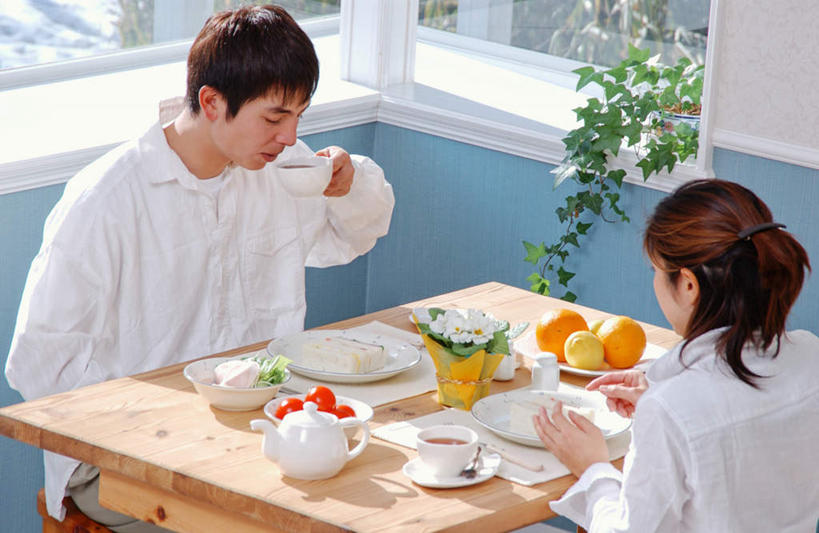 东方人,两个人,夫妻,坐,横图,俯视,室内,白天,爱情,烹饪,西餐,餐桌,桌子,柑橘,杯子,餐具,水果,亚洲,握,服装,新鲜,瓷器,碟子,盘,生食,三明治,料理,食品,果实,咖啡杯,陶瓷制品,浪漫,拿,拿着,注视,休闲装,黄种人,菜肴,美食,食物,衣服,盘子,碟,快餐,观察,看,休闲,休闲服,恩爱,西式,握着,恋人,服饰,佳肴,有机食品,绿色食品,餐台,观看,察看,关注,瓷杯,西式快餐,三文治,男人,男性,年轻男性,年轻女性,女人,女性,亚洲人,夫妇,情侣,橘子,桔子,橙子,橙,坐着,半身,彩图,高角度拍摄,伴侣