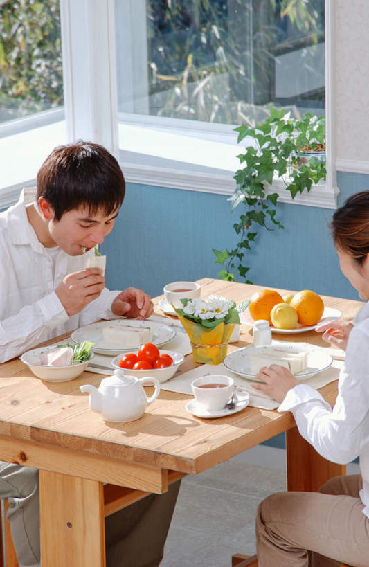 东方人,两个人,夫妻,坐,竖图,俯视,室内,白天,爱情,烹饪,西餐,餐桌,桌子,柑橘,杯子,餐具,水果,亚洲,握,服装,新鲜,瓷器,碟子,盘,生食,三明治,料理,食品,果实,咖啡杯,陶瓷制品,浪漫,拿,拿着,注视,休闲装,黄种人,菜肴,美食,食物,衣服,盘子,碟,快餐,观察,看,休闲,休闲服,恩爱,西式,握着,恋人,服饰,佳肴,有机食品,绿色食品,餐台,观看,察看,关注,瓷杯,西式快餐,三文治,男人,男性,年轻男性,年轻女性,女人,女性,亚洲人,夫妇,情侣,橘子,桔子,橙子,橙,坐着,半身,彩图,高角度拍摄,伴侣