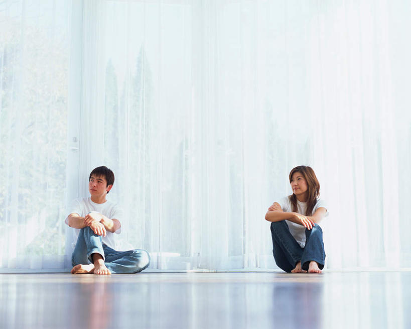 东方人,两个人,夫妻,坐,横图,室内,白天,正面,T恤衫,爱情,窗帘,地板,亚洲,服装,装饰,地面,浪漫,T恤,注视,牛仔裤,休闲装,黄种人,木地板,衣服,帘子,观察,看,休闲,休闲服,遮阳,恩爱,恋人,服饰,观看,华丽,修饰,点缀,察看,关注,衬托,美观,雅致,雅观,男人,男性,年轻男性,年轻女性,女人,女性,亚洲人,夫妇,情侣,坐着,彩图,全身,伴侣