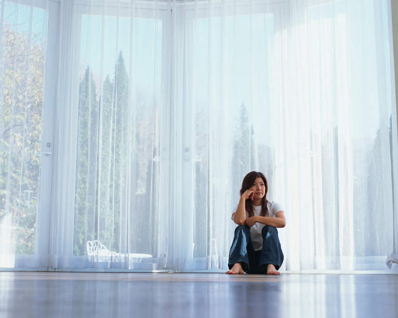 东方人,一个人,坐,横图,室内,白天,正面,T恤衫,窗帘,地板,亚洲,仅一个年轻女性,仅一个女性,仅一个人,服装,装饰,地面,T恤,注视,牛仔裤,休闲装,黄种人,木地板,衣服,帘子,观察,看,休闲,休闲服,遮阳,服饰,观看,华丽,修饰,点缀,察看,关注,衬托,美观,雅致,雅观,年轻女性,女人,女性,亚洲人,坐着,彩图,全身