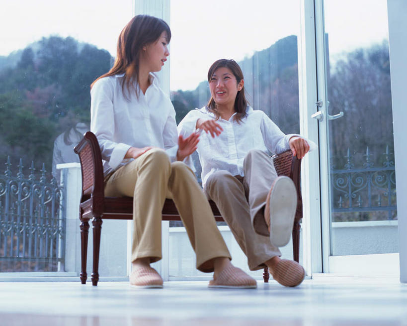 东方人,两个人,伙伴,朋友,坐,笑,说,微笑,露齿笑,横图,室内,白天,正面,衬衫,友谊,植物,窗户,落地窗,玻璃,亚洲,服装,注视,休闲装,黄种人,玻璃窗,树,树木,衣服,绿色,白色,自然,观察,看,休闲,休闲服,服饰,生长,成长,观看,察看,关注,交流,友情,年轻女性,女人,女性,亚洲人,沟通,讲话,交谈,说话,谈话,坐着,彩图,全身,衬衣