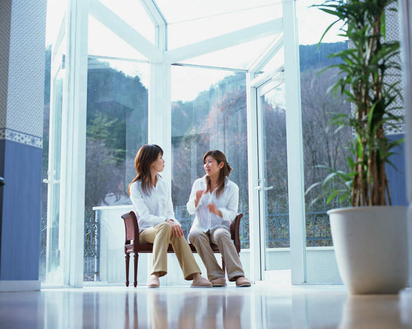 东方人,两个人,伙伴,朋友,坐,笑,说,微笑,露齿笑,横图,室内,白天,正面,衬衫,友谊,植物,窗户,落地窗,玻璃,亚洲,阴影,服装,透明,反射,影子,注视,休闲装,黄种人,玻璃窗,树,树木,衣服,绿色,白色,自然,观察,看,休闲,休闲服,服饰,生长,成长,观看,察看,关注,交流,友情,年轻女性,女人,女性,亚洲人,沟通,讲话,交谈,说话,谈话,坐着,彩图,全身,衬衣
