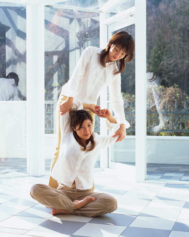 东方人,两个人,伙伴,朋友,站,坐,说,竖图,室内,白天,正面,衬衫,锻炼,瑜伽,友谊,运动,窗户,落地窗,玻璃,亚洲,服装,注视,休闲装,黄种人,玻璃窗,树,树木,衣服,绿色,白色,自然,观察,看,站着,休闲,休闲服,养生,服饰,生长,成长,观看,察看,关注,交流,体育,友情,年轻女性,女人,女性,亚洲人,沟通,讲话,交谈,说话,谈话,站立,坐着,彩图,全身,衬衣,健身