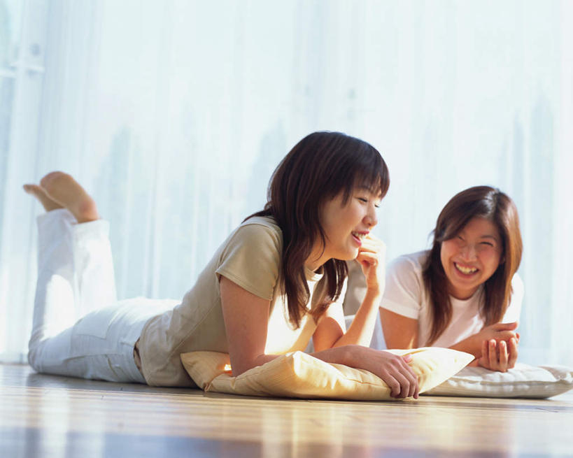 东方人,两个人,伙伴,朋友,笑,说,微笑,露齿笑,横图,室内,白天,正面,友谊,窗户,地板,靠垫,落地窗,亚洲,阴影,服装,反射,影子,靠枕,地面,注视,休闲装,黄种人,木地板,玻璃窗,衣服,垫子,枕头,观察,看,趴着,休闲,赤脚,休闲服,服饰,观看,察看,关注,交流,友情,年轻女性,女人,女性,亚洲人,沟通,讲话,交谈,趴,说话,谈话,彩图,全身