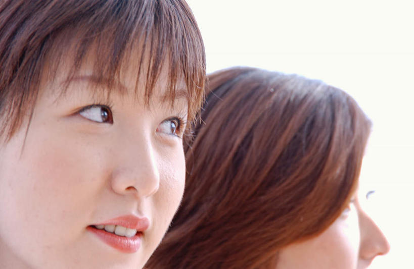 东方人,脸,头,脸颊,两个人,伙伴,朋友,坐,说,横图,室内,特写,白天,正面,友谊,安全,亚洲,服装,依靠,注视,休闲装,黄种人,衣服,观察,看,倚靠,背靠背,休闲,休闲服,背对背,服饰,观看,察看,关注,交流,信任,友情,年轻女性,女人,女性,亚洲人,头部,脸部,脸蛋,面部,沟通,讲话,交谈,说话,谈话,坐着,半身,彩图