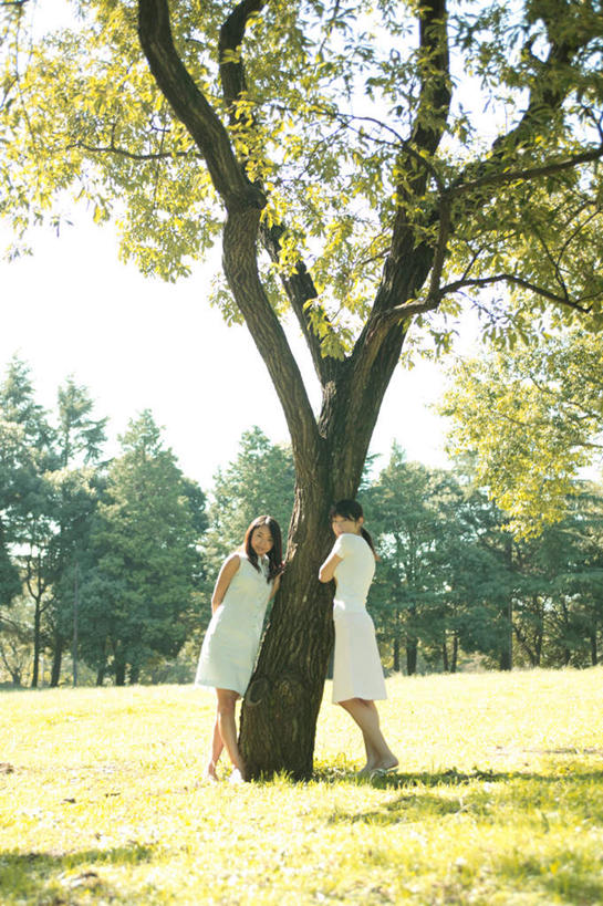 东方人,两个人,伙伴,朋友,站,竖图,室外,白天,正面,友谊,植物,亚洲,阴影,服装,光线,影子,注视,休闲装,黄种人,树,树木,衣服,蓝色,绿色,蓝天,天空,阳光,天,观察,看,站着,休闲,休闲服,服饰,生长,晴朗,成长,观看,察看,关注,万里无云,友情,年轻女性,女人,女性,亚洲人,晴空,晴空万里,站立,彩图,全身