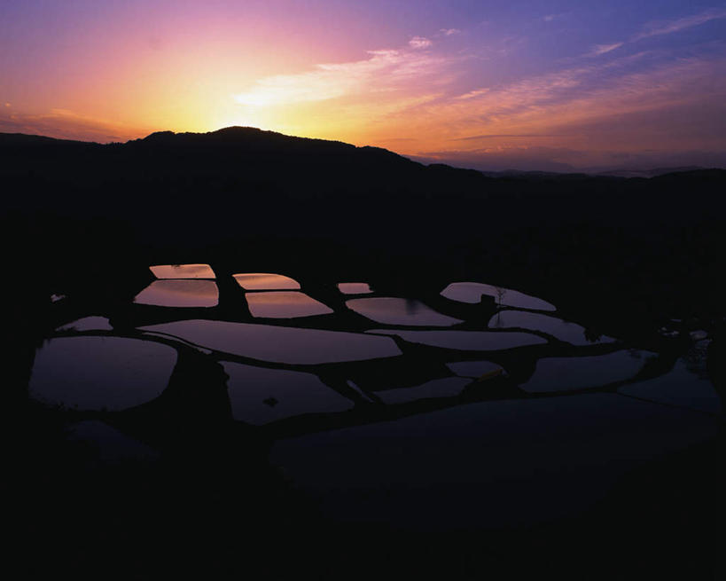 无人,农田,横图,俯视,室外,白天,旅游,度假,庄稼,梯田,农作物,美景,日落,山,山脉,树林,雪,植物,大雪,日本,亚洲,阴影,曲折,弯曲,光线,影子,积雪,景观,山峰,晚霞,霞光,雪景,冬季,冬天,落日,山峦,背光,娱乐,树,树木,黄色,绿色,阳光,自然,黄昏,群山,享受,休闲,景色,彩霞,放松,寒冷,蜿蜒,生长,成长,自然风光,逆光,东亚,本州,本州岛,日本国,中部地方,新潟,新潟县,严寒,夕照,长冈市,夕阳,彩图,高角度拍摄,耕地,庄稼田,斜阳