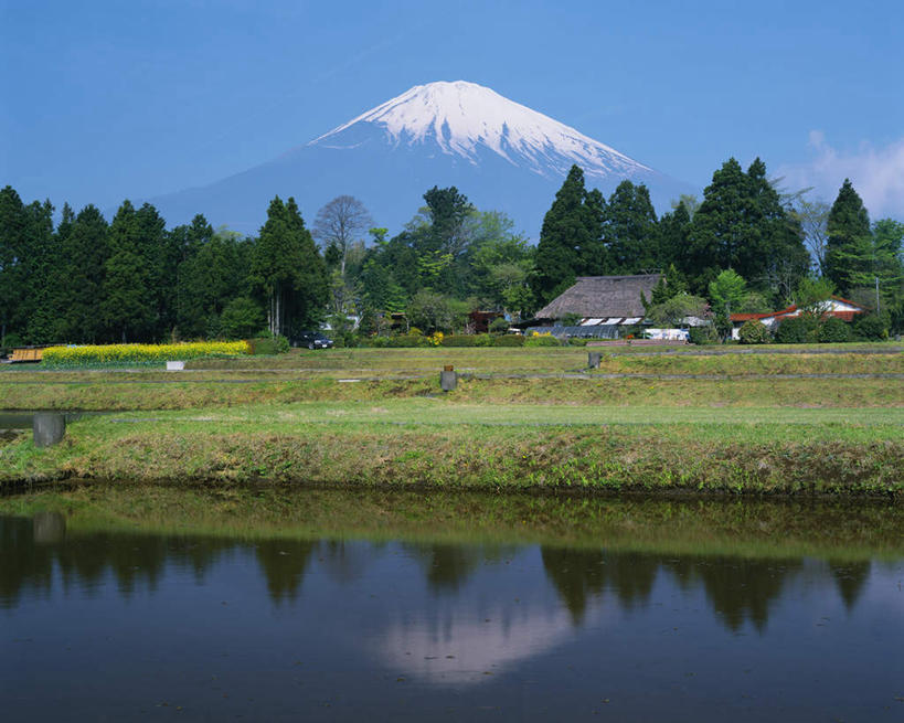 无人,家,横图,室外,白天,正面,旅游,度假,草地,草坪,火山,河流,美景,山,山脉,水,雪,植物,大雪,富士山,静冈县,日本,亚洲,阴影,波纹,光线,影子,房屋,墙,屋子,河水,积雪,景观,山峰,水流,雪景,云,云朵,冬季,冬天,涟漪,云彩,娱乐,楼房,墙壁,墙面,住宅,草,树,树木,蓝色,绿色,白云,倒影,蓝天,水纹,天空,阳光,自然,波浪,群山,天,享受,休闲,景色,放松,寒冷,生长,晴朗,成长,倒映,自然风光,东亚,本州,本州岛,日本国,中部地方,静冈,山梨,山梨县,水晕,严寒,反照,活火山,死火山,休眠火山,晴空,彩图,房子