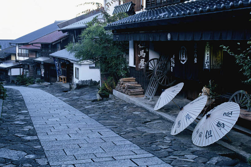 无人,横图,室外,白天,正面,度假,幸福,美景,门,城市风光,城市,道路,路,长野县,日本,亚洲,阴影,光线,伞,影子,雨伞,纸伞,墙,景观,云,云朵,小路,交通,古典,云彩,油纸伞,文化,娱乐,阳伞,墙壁,墙面,蓝色,白云,蓝天,天空,阳光,门框,天,享受,休闲,景色,放松,晴朗,纪念,吉祥,古朴,东亚,本州,本州岛,日本国,中部地方,长野,平安,晴空,彩图,旅店,旅馆