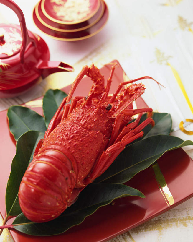 海鲜,龙虾,无人,竖图,俯视,室内,特写,白天,烹饪,餐桌,桌子,餐具,叶子,阴影,光线,碟子,壶,盘,影子,虾,日本料理,料理,食品,绿叶,水产,菜肴,美食,海洋生物,水壶,食物,一个,红色,盘子,茶壶,容器,碟,日式料理,日式,嫩叶,佳肴,单个,餐台,水生动物,海产品,水生物,海底动物,叶,叶片,彩图,高角度拍摄