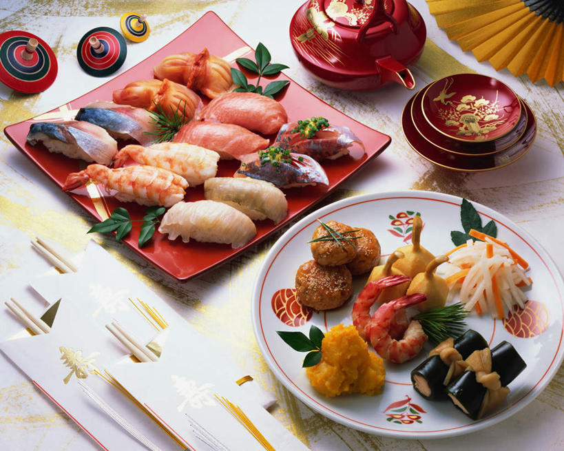 米饭,清酒,寿司,无人,横图,俯视,室内,特写,白天,烹饪,植物,餐桌,桌子,豆,餐具,阴影,光线,木制,碟子,木盒,盘,扇子,影子,折扇,纸扇,豆类,豆子,日本料理,料理,食品,酒类,饭,清凉,凉爽,文化,菜肴,美食,酒,食物,饮料,盘子,木制品,容器,碟,日式料理,日式,佳肴,餐台,储藏,五谷,储存,醋饭,豆科,撒扇,四喜饭,彩图,高角度拍摄,贮存,传统文化