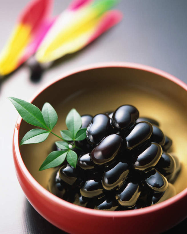 无人,竖图,俯视,室内,特写,白天,烹饪,植物,餐桌,桌子,豆,蔬菜,阴影,黑色背景,新鲜,光线,影子,陶瓷,豆类,豆子,黑豆,日本料理,料理,食品,陶瓷制品,菜肴,美食,食物,容器,碗,日式料理,日式,摄影,佳肴,有机食品,绿色食品,影棚,餐台,储藏,储存,豆科,乌豆,乌大豆,彩图,高角度拍摄,影棚拍摄,拍摄,贮存