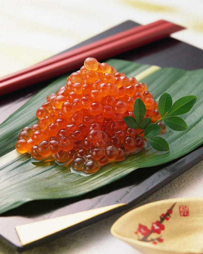 无人,竖图,俯视,室内,特写,白天,烹饪,餐桌,筷子,桌子,餐具,叶子,许多,阴影,光线,影子,陶瓷,鱼卵,日本料理,料理,食品,绿叶,陶瓷制品,很多,鱼籽,文化,传统,菜肴,美食,食物,容器,碗,日式料理,日式,嫩叶,佳肴,餐台,储藏,礼节,储存,礼仪,叶,叶片,进餐用具,彩图,高角度拍摄,贮存