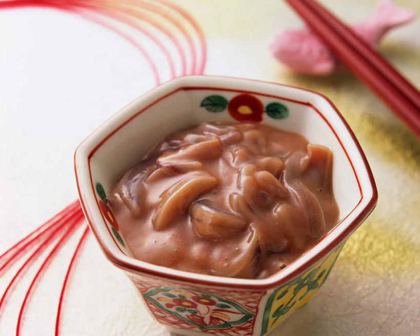 海鲜,无人,横图,俯视,室内,特写,白天,烹饪,餐桌,筷子,桌子,鱿鱼,餐具,阴影,光线,影子,陶瓷,日本料理,料理,食品,陶瓷制品,文化,传统,水产,菜肴,美食,海洋生物,食物,容器,碗,日式料理,日式,佳肴,餐台,储藏,礼节,储存,水生动物,海产品,礼仪,水生物,海底动物,进餐用具,柔鱼,枪乌贼,彩图,高角度拍摄,贮存