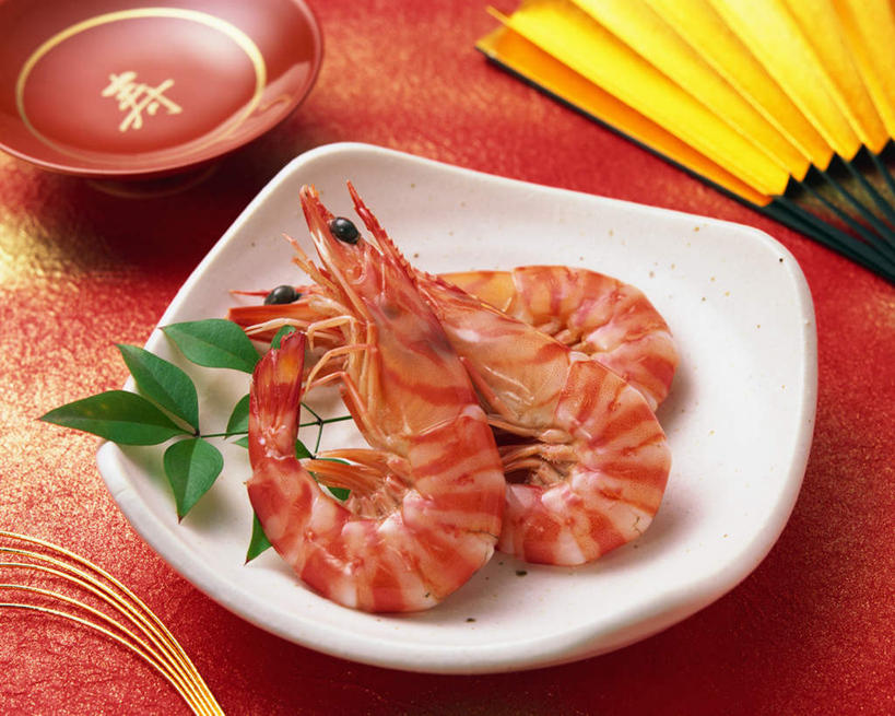 无人,横图,俯视,室内,特写,白天,烹饪,餐桌,桌子,餐具,阴影,光线,碟子,盘,扇子,影子,折扇,纸扇,虾,日本料理,料理,食品,清凉,凉爽,文化,菜肴,美食,食物,盘子,碟,日式料理,日式,佳肴,餐台,斑节对虾,斑节虾,撒扇,日本对虾,竹节虾,彩图,高角度拍摄,传统文化