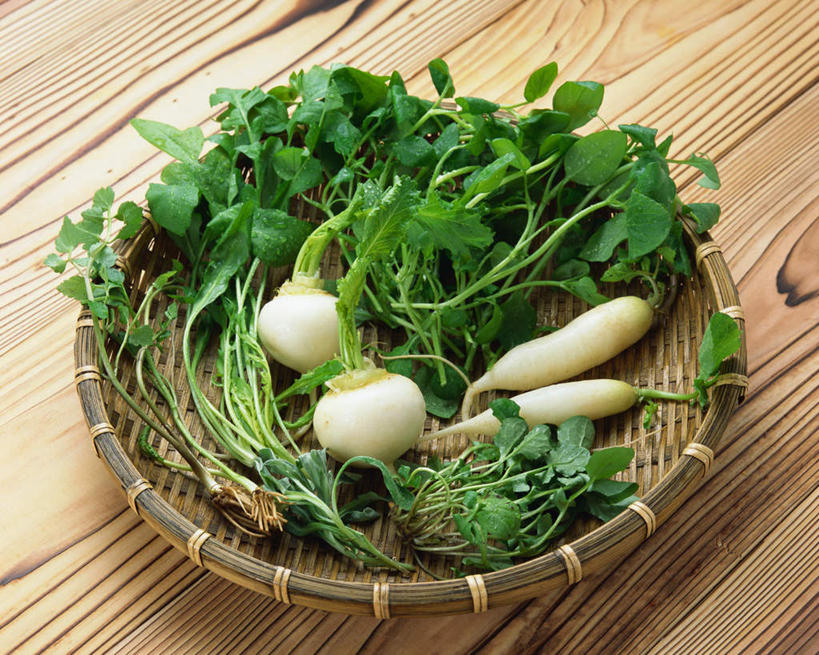 无人,交叉,横图,俯视,室内,特写,白天,烹饪,餐桌,桌子,竹子,萝卜,白萝卜,蔬菜,叶子,阴影,竹制,新鲜,编织,光线,篮子,影子,日本料理,料理,食品,绿叶,菜肴,美食,食物,竹篮,日式料理,日式,嫩叶,佳肴,有机食品,绿色食品,餐台,竹条,交织,竹制品,穿插,叶,叶片,莱菔,彩图,高角度拍摄