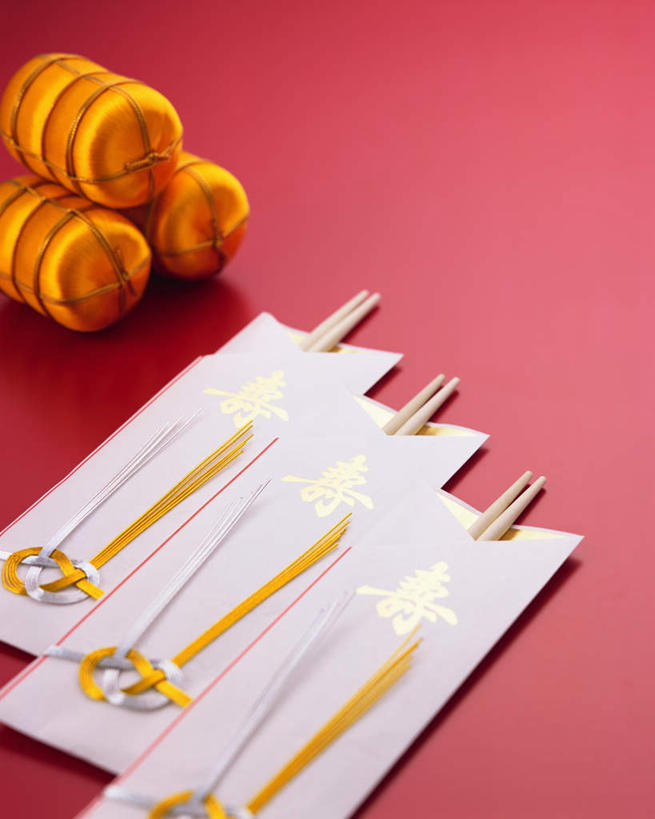 无人,竖图,俯视,室内,特写,白天,餐桌,筷子,桌子,静物,餐具,许多,阴影,红色背景,光线,影子,很多,文化,传统,摄影,影棚,餐台,礼节,礼仪,进餐用具,彩图,高角度拍摄,影棚拍摄,拍摄