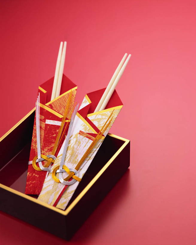 无人,竖图,俯视,室内,特写,白天,餐桌,筷子,桌子,静物,餐具,许多,阴影,红色背景,光线,木制,木盒,影子,很多,文化,传统,木制品,容器,摄影,影棚,餐台,储藏,礼节,储存,礼仪,进餐用具,彩图,高角度拍摄,影棚拍摄,拍摄,贮存