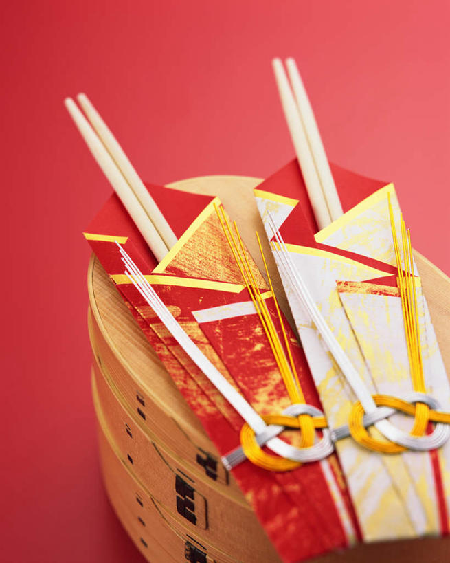 无人,竖图,俯视,室内,特写,白天,餐桌,筷子,桌子,静物,餐具,许多,阴影,红色背景,光线,木制,木盒,影子,很多,文化,传统,木制品,容器,摄影,影棚,餐台,储藏,礼节,储存,礼仪,进餐用具,彩图,高角度拍摄,影棚拍摄,拍摄,贮存