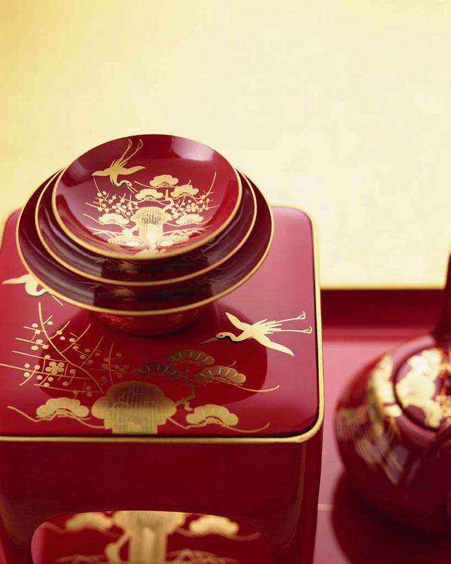 无人,竖图,俯视,室内,特写,白天,餐桌,桌子,静物,阴影,黄色背景,光线,影子,陶瓷,陶瓷制品,红色,容器,碗,摄影,影棚,餐台,储藏,储存,彩图,高角度拍摄,影棚拍摄,拍摄,贮存