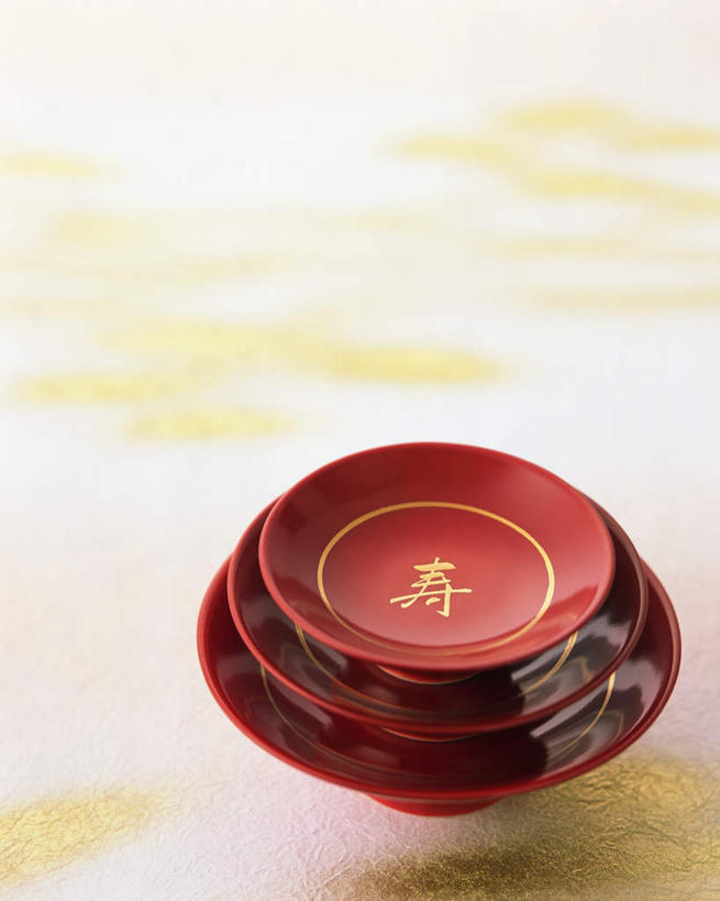 无人,竖图,俯视,室内,特写,白天,餐桌,桌子,静物,阴影,光线,影子,陶瓷,陶瓷制品,红色,容器,碗,餐台,储藏,储存,彩图,高角度拍摄,贮存