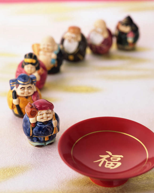 东方人,无人,站,竖图,俯视,室内,特写,白天,绘画,餐桌,桌子,静物,雕塑,亚洲,一排,许多,阴影,艺术,整齐,装饰,光线,彩绘,瓷器,雕刻,雕像,影子,陶瓷,陶瓷制品,很多,许多人,注视,黄种人,排列,红色,容器,工艺品,碗,观察,看,站着,一群人,餐台,观看,纪念,储藏,美术,察看,陶艺,储存,队列,关注,主题,陈列,功能,美学,彩釉,男人,男性,女人,女性,中年男性,中年女性,亚洲人,画画,站立,彩图,高角度拍摄,全身,贮存