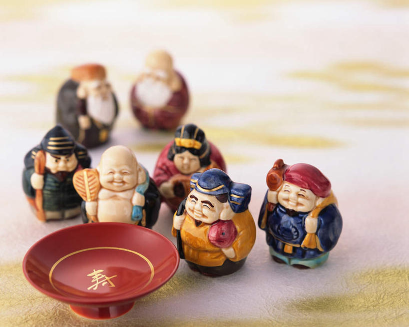 东方人,无人,站,横图,俯视,室内,特写,白天,绘画,餐桌,桌子,静物,雕塑,亚洲,一排,许多,阴影,艺术,整齐,装饰,光线,彩绘,瓷器,雕刻,雕像,影子,陶瓷,陶瓷制品,很多,许多人,注视,黄种人,排列,红色,容器,工艺品,碗,观察,看,站着,一群人,餐台,观看,纪念,储藏,美术,察看,陶艺,储存,队列,关注,主题,陈列,功能,美学,彩釉,男人,男性,女人,女性,中年男性,中年女性,亚洲人,画画,站立,彩图,高角度拍摄,全身,贮存