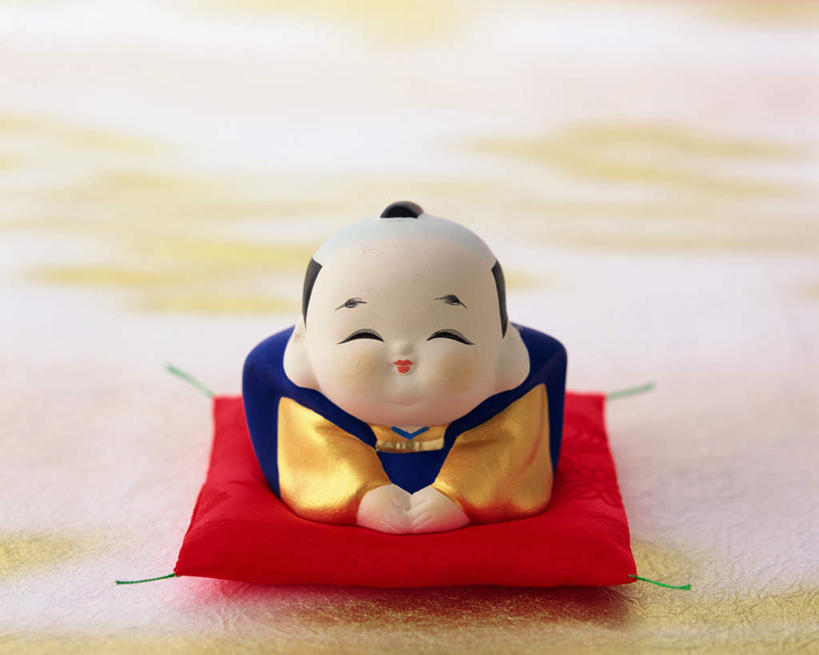 东方人,儿童,一个人,无人,跪,笑,微笑,露齿笑,横图,俯视,室内,特写,白天,纯洁,餐桌,桌子,静物,雕塑,亚洲,仅一个男性,仅一个人,阴影,服装,艺术,装饰,光线,雕刻,雕像,毯子,影子,注视,黄种人,小孩,衣服,瑜伽垫,工艺品,垫子,观察,看,仅一个小孩,可爱,童年,童趣,服饰,餐台,观看,纪念,美术,察看,衣着,穿着,关注,主题,瑜伽毯,陈列,童真,烂漫,无邪,功能,美学,衣饰,天真,男孩,男人,男性,亚洲人,孩子,跪着,彩图,高角度拍摄,全身,男生