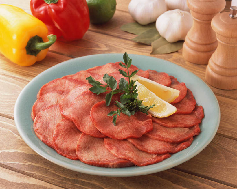 无人,横图,俯视,室内,特写,白天,烹饪,餐桌,桌子,芹菜,蔬菜,餐具,叶子,阴影,新鲜,光线,叉子,刀叉,刀子,碟子,盘,影子,肉,日本料理,牛肉,料理,食品,绿叶,菜肴,美食,肉类,食物,盘子,碟,日式料理,日式,嫩叶,佳肴,有机食品,绿色食品,餐台,餐刀,肉食,餐叉,豆瓣菜,根芹菜,根洋芹,球根塘蒿,水蔊菜,水田芥菜,水茼蒿,西洋菜,叶,叶片,进餐用具,药芹,水芹,旱芹,彩图,高角度拍摄