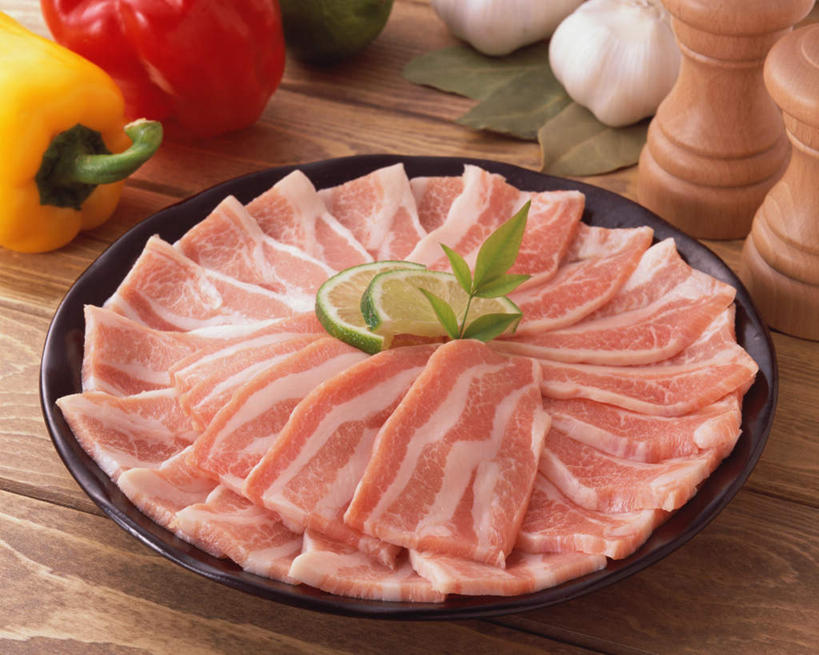 无人,横图,俯视,室内,特写,白天,烹饪,餐桌,桌子,芹菜,蔬菜,餐具,叶子,阴影,新鲜,光线,叉子,刀叉,刀子,碟子,盘,影子,肉,日本料理,牛肉,料理,食品,绿叶,菜肴,美食,肉类,食物,盘子,碟,日式料理,日式,嫩叶,佳肴,有机食品,绿色食品,餐台,餐刀,肉食,餐叉,豆瓣菜,根芹菜,根洋芹,球根塘蒿,水蔊菜,水田芥菜,水茼蒿,西洋菜,叶,叶片,进餐用具,药芹,水芹,旱芹,彩图,高角度拍摄