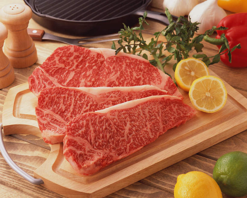 无人,横图,俯视,室内,特写,白天,烹饪,餐桌,桌子,芹菜,蔬菜,餐具,叶子,阴影,新鲜,光线,叉子,刀叉,刀子,碟子,盘,影子,肉,日本料理,牛肉,料理,食品,绿叶,菜肴,美食,肉类,食物,盘子,碟,日式料理,日式,嫩叶,佳肴,有机食品,绿色食品,餐台,餐刀,肉食,餐叉,豆瓣菜,根芹菜,根洋芹,球根塘蒿,水蔊菜,水田芥菜,水茼蒿,西洋菜,叶,叶片,进餐用具,药芹,水芹,旱芹,彩图,高角度拍摄