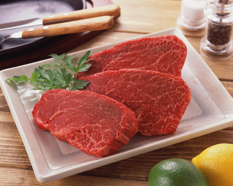 无人,横图,俯视,室内,特写,白天,烹饪,餐桌,桌子,芹菜,蔬菜,餐具,叶子,阴影,新鲜,光线,叉子,刀叉,刀子,碟子,盘,影子,肉,日本料理,牛肉,料理,食品,绿叶,菜肴,美食,肉类,食物,盘子,碟,日式料理,日式,嫩叶,佳肴,有机食品,绿色食品,餐台,餐刀,肉食,餐叉,豆瓣菜,根芹菜,根洋芹,球根塘蒿,水蔊菜,水田芥菜,水茼蒿,西洋菜,叶,叶片,进餐用具,药芹,水芹,旱芹,彩图,高角度拍摄