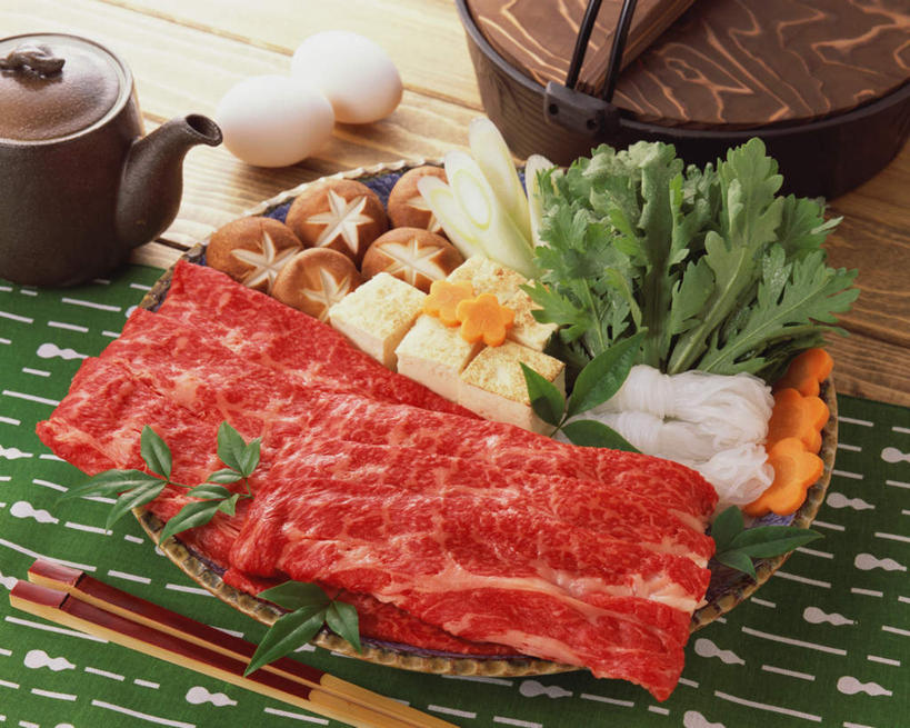 无人,横图,俯视,室内,特写,白天,烹饪,餐桌,桌子,芹菜,蔬菜,餐具,叶子,阴影,新鲜,光线,叉子,刀叉,刀子,碟子,盘,影子,肉,日本料理,牛肉,料理,食品,绿叶,菜肴,美食,肉类,食物,盘子,碟,日式料理,日式,嫩叶,佳肴,有机食品,绿色食品,餐台,餐刀,肉食,餐叉,豆瓣菜,根芹菜,根洋芹,球根塘蒿,水蔊菜,水田芥菜,水茼蒿,西洋菜,叶,叶片,进餐用具,药芹,水芹,旱芹,彩图,高角度拍摄