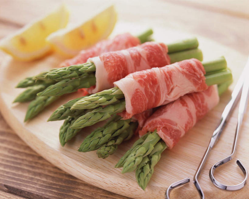 无人,横图,俯视,室内,特写,白天,烹饪,餐桌,桌子,芹菜,蔬菜,餐具,叶子,阴影,新鲜,光线,叉子,刀叉,刀子,碟子,盘,影子,肉,日本料理,牛肉,料理,食品,绿叶,菜肴,美食,肉类,食物,盘子,碟,日式料理,日式,嫩叶,佳肴,有机食品,绿色食品,餐台,餐刀,肉食,餐叉,豆瓣菜,根芹菜,根洋芹,球根塘蒿,水蔊菜,水田芥菜,水茼蒿,西洋菜,叶,叶片,进餐用具,药芹,水芹,旱芹,彩图,高角度拍摄