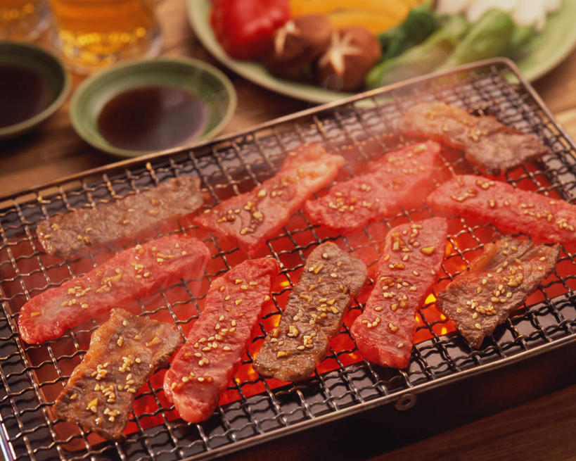 无人,横图,俯视,室内,特写,白天,烹饪,餐桌,桌子,芹菜,蔬菜,餐具,叶子,阴影,新鲜,光线,叉子,刀叉,刀子,碟子,盘,影子,肉,日本料理,牛肉,料理,食品,绿叶,菜肴,美食,肉类,食物,盘子,碟,日式料理,日式,嫩叶,佳肴,有机食品,绿色食品,餐台,餐刀,肉食,餐叉,豆瓣菜,根芹菜,根洋芹,球根塘蒿,水蔊菜,水田芥菜,水茼蒿,西洋菜,叶,叶片,进餐用具,药芹,水芹,旱芹,彩图,高角度拍摄