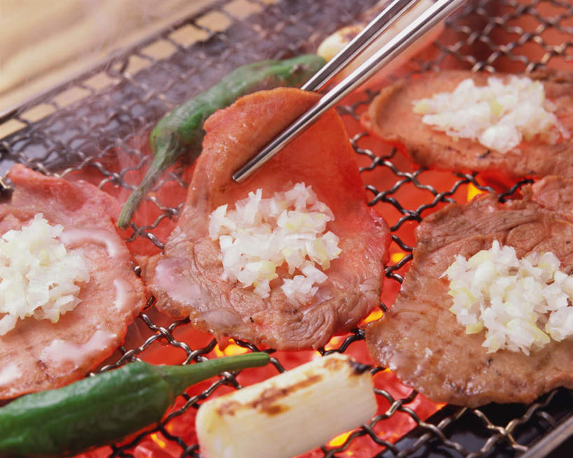 无人,横图,俯视,室内,特写,白天,烹饪,餐桌,桌子,芹菜,蔬菜,餐具,叶子,阴影,新鲜,光线,叉子,刀叉,刀子,碟子,盘,影子,肉,日本料理,牛肉,料理,食品,绿叶,菜肴,美食,肉类,食物,盘子,碟,日式料理,日式,嫩叶,佳肴,有机食品,绿色食品,餐台,餐刀,肉食,餐叉,豆瓣菜,根芹菜,根洋芹,球根塘蒿,水蔊菜,水田芥菜,水茼蒿,西洋菜,叶,叶片,进餐用具,药芹,水芹,旱芹,彩图,高角度拍摄