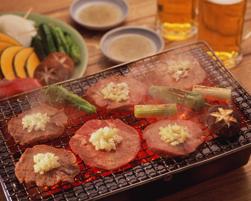 无人,横图,俯视,室内,特写,白天,烹饪,餐桌,桌子,芹菜,蔬菜,餐具,叶子,阴影,新鲜,光线,叉子,刀叉,刀子,碟子,盘,影子,肉,日本料理,牛肉,料理,食品,绿叶,菜肴,美食,肉类,食物,盘子,碟,日式料理,日式,嫩叶,佳肴,有机食品,绿色食品,餐台,餐刀,肉食,餐叉,豆瓣菜,根芹菜,根洋芹,球根塘蒿,水蔊菜,水田芥菜,水茼蒿,西洋菜,叶,叶片,进餐用具,药芹,水芹,旱芹,彩图,高角度拍摄